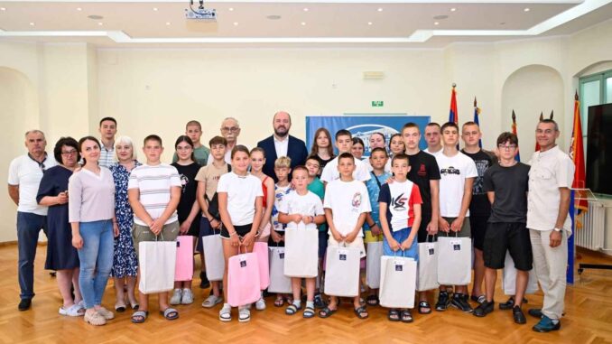 деца са КиМ у посети Војводини (8)