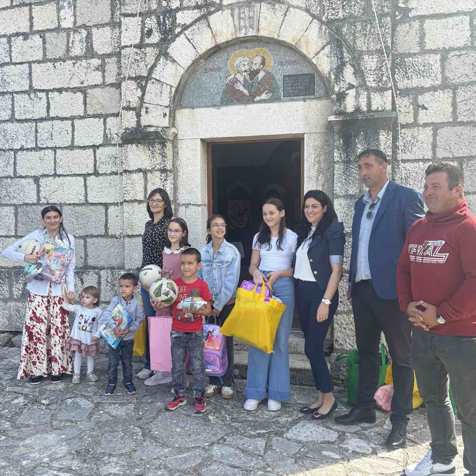 ПОКЛОНИ ИЗ СРБИЈЕ ЗА СРПСКУ ДЕЦУ У ГЛУШЦИМА