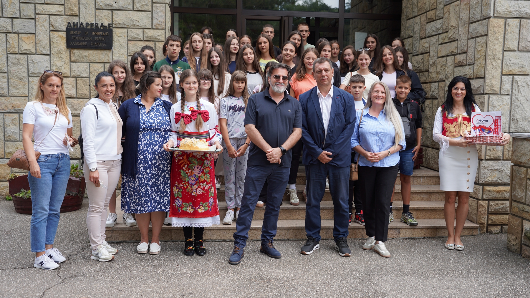 ДЕЦА ИЗ СРПСКЕ И СА КОСОВА И МЕТОХИЈЕ У ВОЈВОДИНИ КРОЗ ПРОГРАМ ПРИЈАТЕЉСТВА, ОБРАЗОВАЊА И КУЛТУРЕ