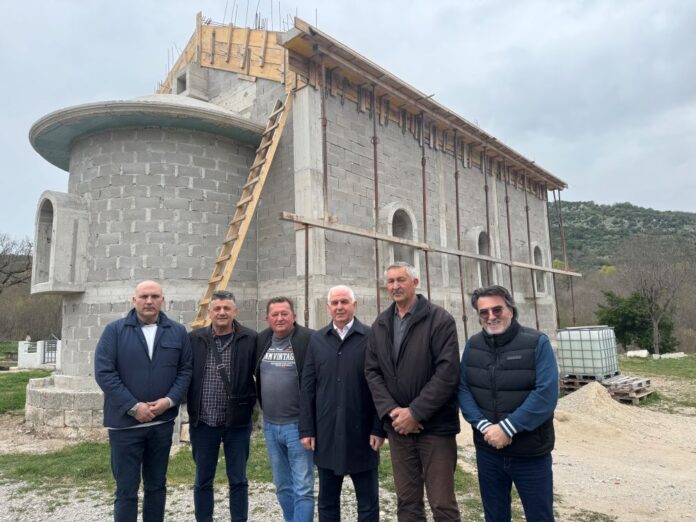 ДЕЛЕГАЦИЈА ИЗ ВОЈВОДИНЕ ПОСЕТИЛА ГОРЊЕ ХРАСНО – ОБНОВА ХРАМА КАО ТЕМЕЉ ОПСТАНКА