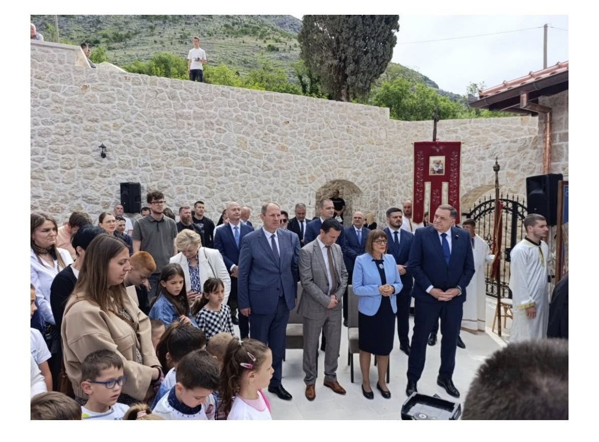 ДЕЛЕГАЦИЈА ПОКРАЈИНСКЕ ВЛАДЕ И ФОНДА ПРИСУСТВОВАЛА ЛИТУРГИЈИ У МРКОЊИЋИМА